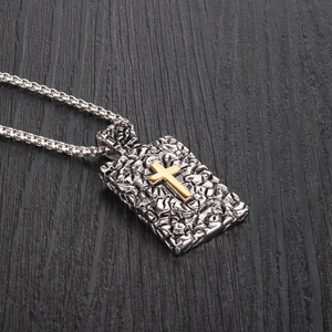 Pendentif rectangle rétro en acier avec texture de roche et croix dorée sur bois noir