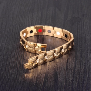 Détail macro du bracelet magnétique doré avec incrustations de cristal sur bois