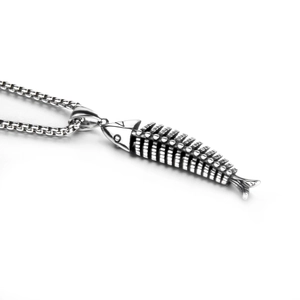 Vue détaillée du pendentif arête de poisson vintage en acier titane mat brossé