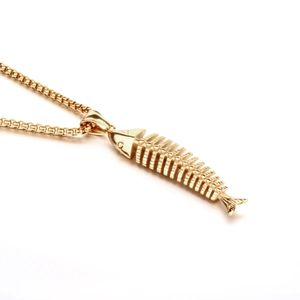 Détail du pendentif arête de poisson doré avec une chaîne à mailles carrées en acier