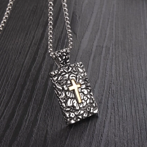 Collier pendentif croix rétro avec texture de pierre argentée sur fond en bois noir