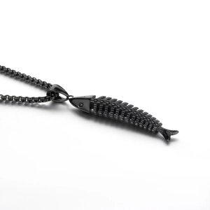 Gros plan du pendentif arête de poisson en acier noir avec texture squelettique