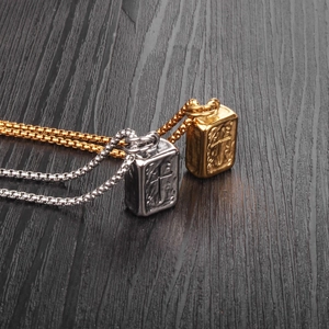 Collana vintage in acciaio al titanio con ciondolo a croce in rilievo in oro e argento unisex