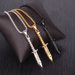 Colliers homme pendentif dague en argent, or et noir avec chaînes à mailles carrées