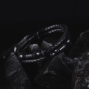 Bracelet tressé en cuir noir pour homme avec perles en métal noir sur pierre sombre