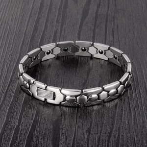 Detalle de pulsera magnética de acero con eslabones geométricos y cierre desplegable