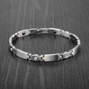 Magnettherapie-Armband aus Titanstahl mit augenförmigen Zirkon-Gliedern auf Holzgrund