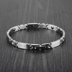 Details des silbernen Titanstahl-Armbands mit Magnetperlen und Zirkonia-Kristallakzenten