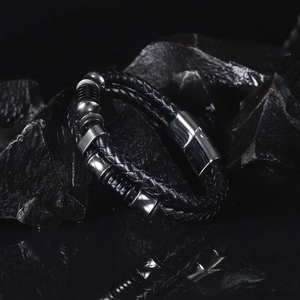 Détail macro du bracelet en cuir tressé pour homme avec fermoir magnétique sur pierre