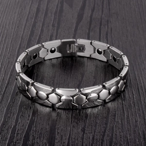 Pulsera de cadena magnética de acero inoxidable plateado pulido con eslabones geométricos