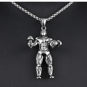 Vue macro du pendentif athlète musclé en argent avec détails précis et chaîne à mailles carrées