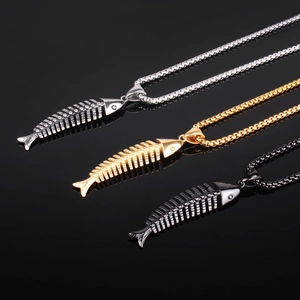 Pendentifs arête de poisson rétro en argent, or et noir sur chaînes en acier titane