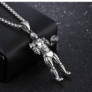 Vue macro d'un pendentif haltérophile argenté avec une chaîne en acier inoxydable