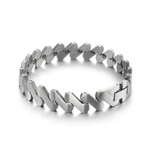 Détail d'un bracelet magnétique en acier titane avec maillons en S et fini mat