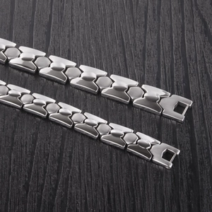 Primer plano de pulsera de cadena de acero inoxidable con eslabones industriales