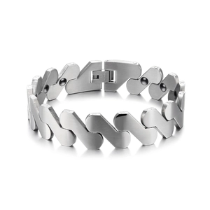 Détail macro du bracelet magnétique pour homme en acier inoxydable brossé avec gravure