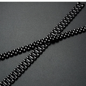 Détail de bracelets de montre croisés en acier inoxydable noir mat de style industriel