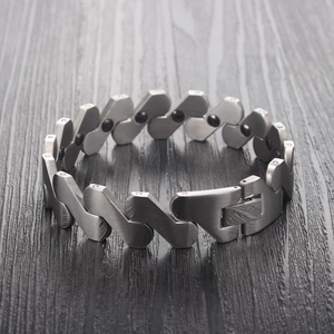 Bracelet magnétique pour homme en acier titane brossé avec design industriel