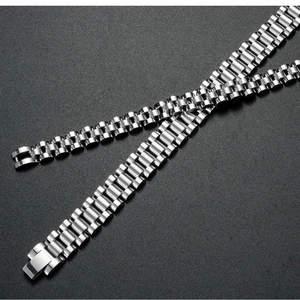 Détail du bracelet de montre Jubilee en acier inoxydable argenté avec fini poli