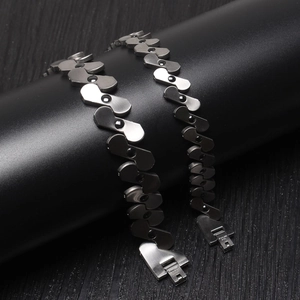 Détail macro du bracelet magnétique en acier inoxydable au style industriel mat
