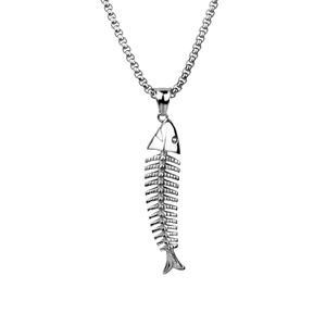 Collier avec pendentif d'arête de poisson vintage en acier titane pour hommes sur fond blanc