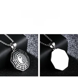 Nahaufnahme des Vintage Tai-Chi-Bagua-Anhängers aus Edelstahl mit Yin-Yang-Symbol