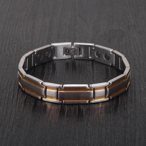 Detailansicht des zweifarbigen Magnetarmbands aus Edelstahl mit schwarzen Therapiesteinen