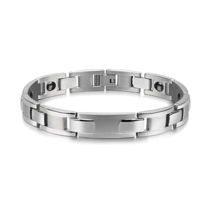 Dettaglio del bracciale in acciaio inossidabile con pietre magnetiche e fibbia