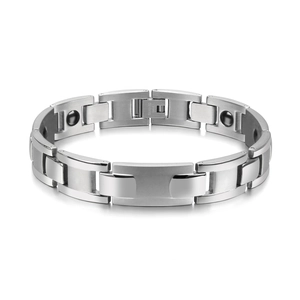 Dettaglio del bracciale magnetico in acciaio inossidabile con finitura spazzolata e incisione