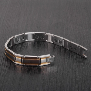 Details des zweifarbigen Magnettherapie-Armbands für Herren mit Gliedern und Verschluss