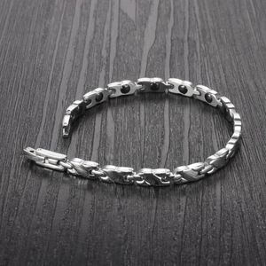 Details des silbernen Magnet-Therapie-Armbands mit strukturierten Gliedern