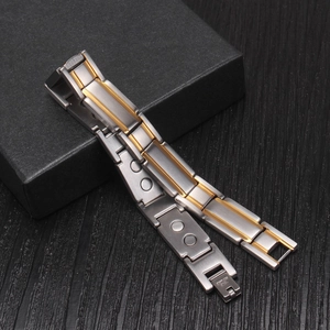 Zweifarbiges Magnettherapie-Armband aus Edelstahl für Herren in Gold und Silber auf Box