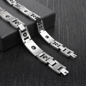 Bracciale magnetico in acciaio inossidabile spazzolato per coppie con pietre nere