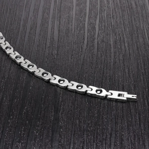 Detail eines Edelstahl-Magnetarmbands mit schwarzen Perlen und sicherem Klappverschluss