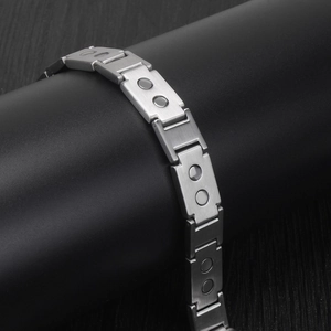 Magnetisches Herrenarmband aus Titanstahl in Goldoptik mit gebürsteter Metalloberfläche