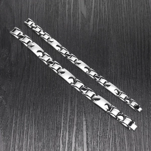 Primo piano del bracciale in acciaio inossidabile lucido con maglie magnetiche