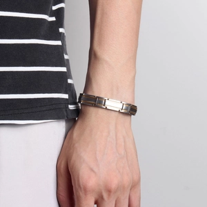 Nahaufnahme des zweifarbigen Magnetarmbands aus Titanstahl mit gebürsteter Metalloberfläche