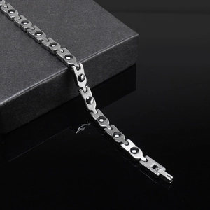 Detailaufnahme des Magnettherapie-Armbands mit H-Gliedern auf Geschenkbox