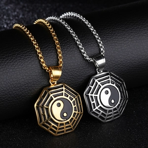 Achteckige Bagua Yin Yang Anhänger Halsketten in Gold und Silber auf schwarzem Leder