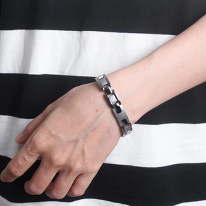 Dettaglio del bracciale da uomo in acciaio al titanio con maglie opache e lucide