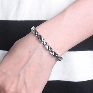 Minimalistisches silbernes Magnetarmband für Damen mit gedrehten Gliedern aus Edelstahl