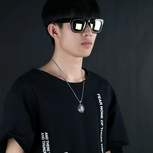 Herren Bagua Anhänger Halskette aus Titanstahl mit Yin-Yang-Kompass und klassischer Sonnenbrille