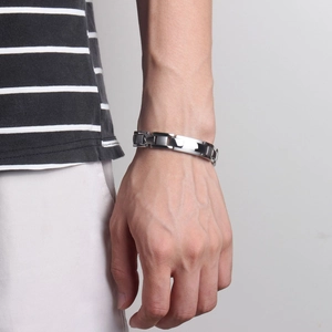 Primo piano dettagliato del bracciale da uomo a catena in acciaio inossidabile lucido