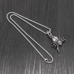 Gros plan du pendentif araignée vintage sur chaîne box en acier avec fermoir homard
