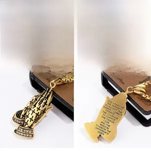 Détail du pendentif mains en prière or avec gravure Serenity Prayer et croix en cristal
