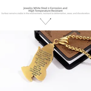 Vue détaillée du pendentif mains en prière en acier doré avec texte de prière gravé