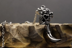 Makroaufnahme von Retro Drachenkopf Wolfszahn Anhänger aus 316 Edelstahl mit O-Kette