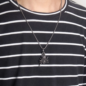 Collier avec pendentif araignée rétro en argent vieilli sur une chaîne maille vénitienne