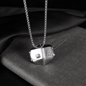 Collier hip hop avec pendentif masque N95 en acier titane sur tissu gris foncé