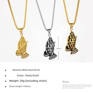 Détail du pendentif mains en prière vintage avec texture croix et oxydes de zirconium
